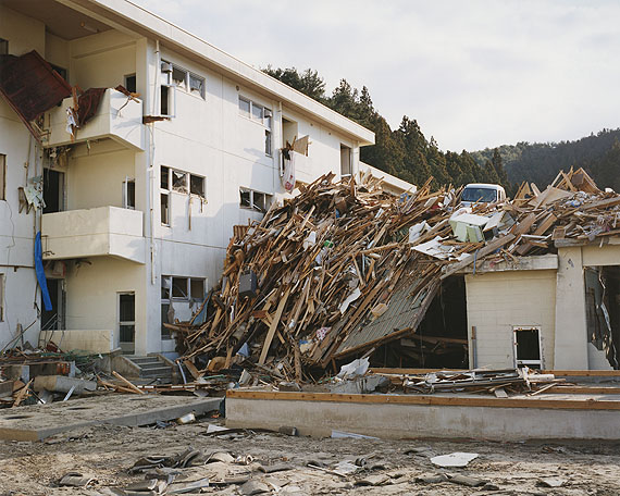 © Naoya HatakeyamaRikuzentakata, Kesen Junior high school 2011.04.03courtesy the artist
