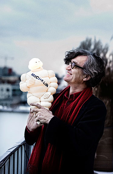 Regisseur Wim Wenders mit Michelin-Mann&copy; Jim Rakete / Deutsches Filmmuseum
