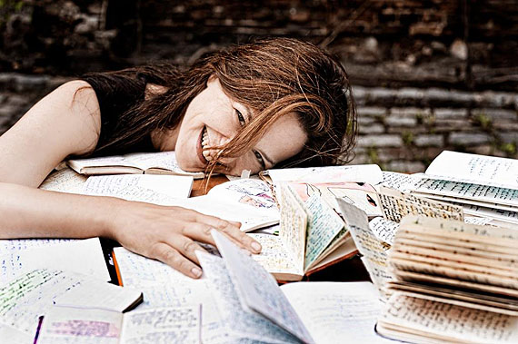 Schauspielerin Martina Gedeck mit handschriftlichen Abschriften ihrer Drehb&uuml;cher&copy; Jim Rakete / Deutsches Filmmuseum