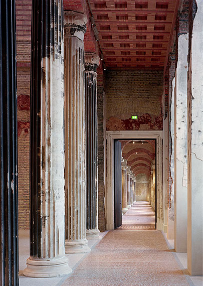 © ROBERT POLIDORI, NEUES MUSEUM, BERLIN, 2009