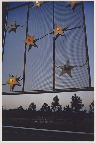 William Eggleston (*1939)from »Southern Suite« (10-part series), 1981Dye transfer print25 x 38.2 cm (image)Sammlung Moderne Kunstin the Pinakothek der Moderne MunichAcquired in 2006 through PIN. Freunde der Pinakothek der Moderne e.V. © Eggleston Artist Trust