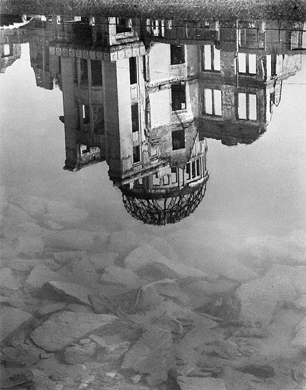 Kikuji Kawada: The Map. The A-Bomb Memorial Dome and Ohta River / Die Karte. Die Atombombenkuppel und der Ohta-Fluss. Hiroshima 1960-65. © Kikuji Kawada