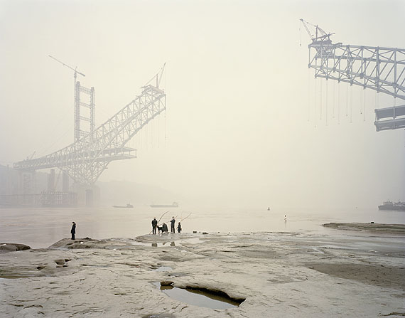 &copy; Nadav Kander, Chongqing VI, Chongqing Municipality aus der Serie "Yangtze - The Long River", 2006Courtesy Darmst&auml;dter Tage der Fotografie