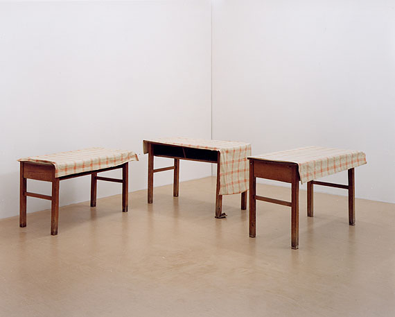 Ricarda Roggan, Drei Tische mit braunen Beinen III© Ricarda Roggan