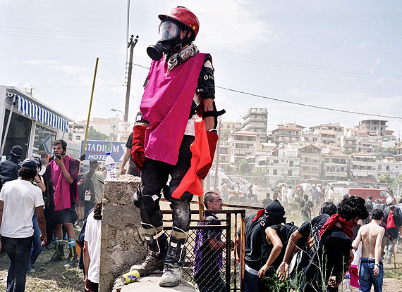 © Julian Röder, Protest against EU-summit in Thessaloniki, Greece, 2003 aus der Serie The Summits