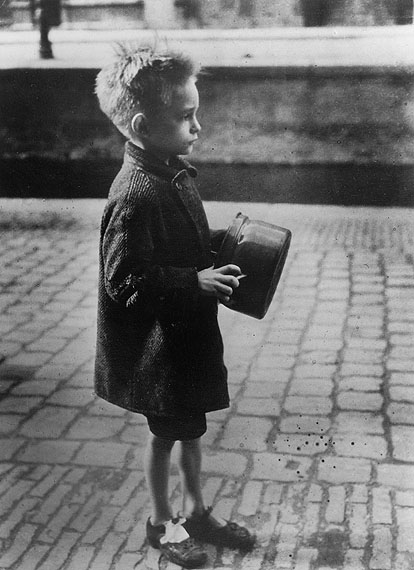 Emmy Andriesse, Boy with pan on his way to a soup kitchen food distribution. Amsterdam, spring 1945. Coll. JHM