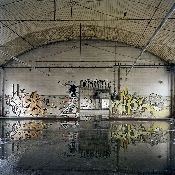 Marc Theis "Wasserräume mit Graffitis: NR 31" aus der Serie "Lost in time" 2004 - 2005 © Marc Theis