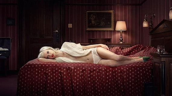 Erwin Olaf Titolo: HOTEL PARIS, ROOM 1134, 2010 Tecnica: stampa lambda endurasu carta Kodak professional Dimensioni: cm 60 x 106,7 Edizione: 12 Courtesy: Forma Galleria © Erwin Olaf