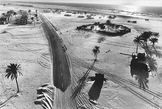 Caravan, United Arab Emirates, 1975 © René Burri / Magnum Photos