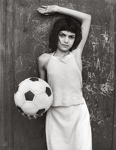 Los 3)Letizia Battaglia (Palermo/Sizilien *1935), MÄDCHEN MIT BALL, LA CALA, PALERMO. 1982.Silbergelatineabzug. 45,0 x 30,0 cm. 1.600 - 2.000 EUR
