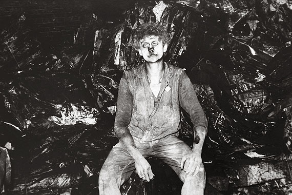 Lot 87) Gundula Schulze Eldowy (Erfurt/Germany *1954), ANDREAS, DER RUßKÖNIG. 1985. Gelatine silver print. 13,4 x 20,0 cm. 1.600 - 2.100 EUR