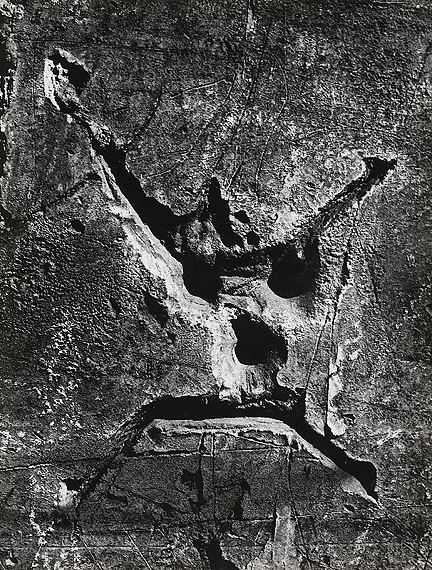 Brassa&iuml;, Graffiti, "Der Tod", 1949. Vintage, Gelatinesilberabzug hochgl&auml;nzend.30,4 x 23 cmSch&auml;tzpreis &euro; 8.000