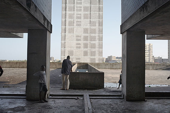 Guy Tillim (*1962)
Apartment Building, Avenue Bagamoyo, Beira, Mozambique, 2008
© Courtesy: Kuckei + Kuckei, Berlin und Stevenson, Kapstadt