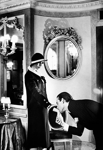 Helmut NewtonAt Maxim&acute;sfrom the series Sleepless NightsParis 1978&copy; Helmut Newton Estate