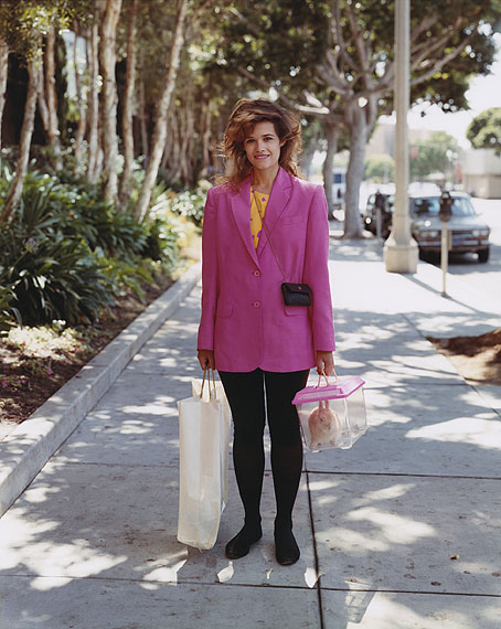 Joel SternfeldA Woman Out Shopping with Her Pet Rabbit, Santa Monica, California, August 1988aus der Serie: Stranger PassingC-print&copy; Courtesy of the artist and Luhring Augustine, New York, 2012