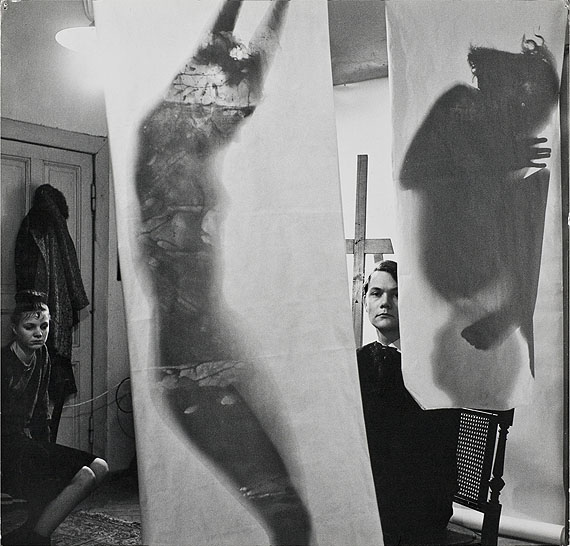 Floris Neus&uuml;ss, Selbstbildnis mit Fotogrammen, Atelier Uhlandstra&szlig;e, Berlin 1962