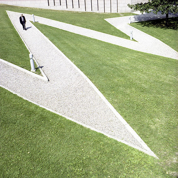 Ottawa, Kanadische Nationalgalerie, Zickzack-Pfad, 2005, C-Print, © Künstlerin