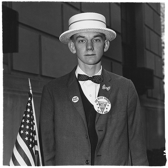 Junge mit Strohhut, der darauf wartet, in einer Pro-Kriegsparade mitzumarschieren, N.Y.C., 1967 © The Estate of Diane Arbus