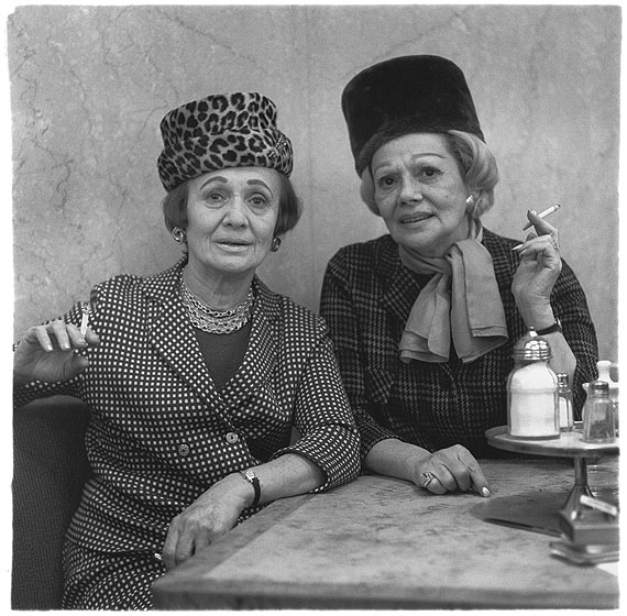 Zwei Damen im Automatenrestaurant, N.Y.C., 1966 © The Estate of Diane Arbus