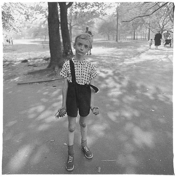 Kind mit einer Spielzeuggranate im Central Park, N.Y.C., 1962 © The Estate of Diane Arbus