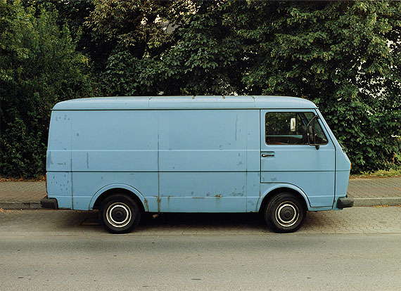 Bernhard Fuchs, Blauer VW-Transporter, D&uuml;sseldorf-Heerdt, 2003Sammlung Nieders&auml;chsische Sparkassenstiftung, Hannover&copy; Bernhard Fuchs 2012