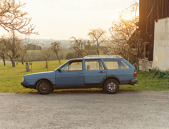 Bernhard Fuchs, Blauer Passat, Herzogsdorf, 2004Sammlung Nieders&auml;chsische Sparkassenstiftung, Hannover&copy; Bernhard Fuchs 2012