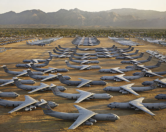 AMARC #5 . David-Montham AFB . Tucson, Arizona USA . 2006
© Edward Burtynsky . Courtesy Nicholas Metivier, Toronto . Stefan Röpke, Köln