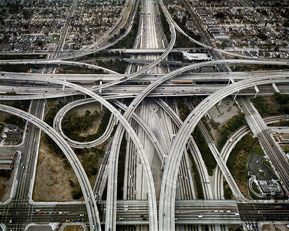 Highway #1 . Intersection 105 & 110 . Los Angeles, California USA . 2003
© Edward Burtynsky . Courtesy Nicholas Metivier, Toronto . Stefan Röpke, Köln