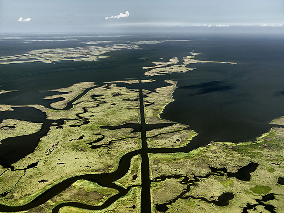 Oil Spill #15 . Submerged Pipeline . Gulf of Mexico . June 24 2010
© Edward Burtynsky . Courtesy Nicholas Metivier, Toronto . Stefan Röpke, Köln