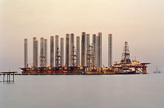 SOCAR Oil Fields #6 . Baku, Azerbaijan . 2006
© Edward Burtynsky . Courtesy Nicholas Metivier, Toronto . Stefan Röpke, Köln