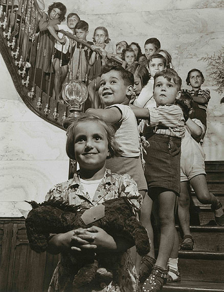 Children on the stairs. Toulouse, France, 1946 © Walter Rosenblum