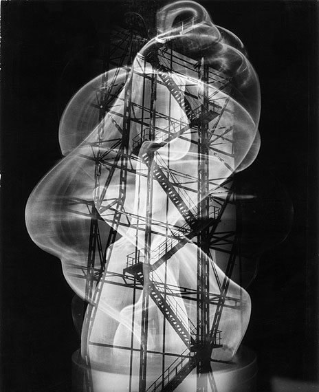 Gläsernes Monument, um 1955Silbergelatine, 29,3 x 23,9 cmFoto: Heinz Hajek-Halke Sammlung Michael Ruetz / Nachlass Heinz Hajek-Halke
