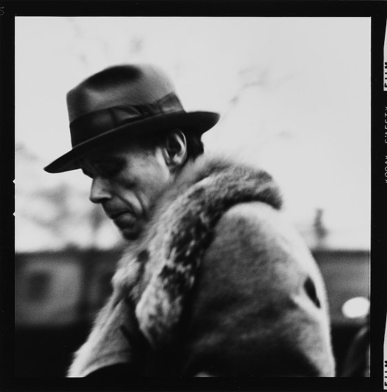 Lothar Wolleh: Joseph Beuys im Moderna Museet, Stockholm, Januar 1971© 2012 Oliver Wolleh