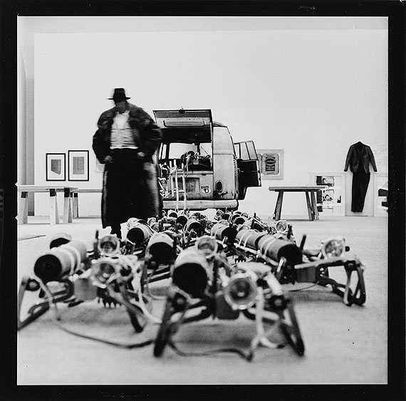 Lothar Wolleh: Joseph Beuys im Moderna Museet, Stockholm, Januar 1971© 2012 Oliver Wolleh©  VG Bild-Kunst, Bonn 2012