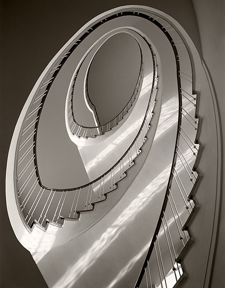 Karl Hugo Schmölz, Treppenhaus von unten. Siemens 1956 © Archiv Wim Cox