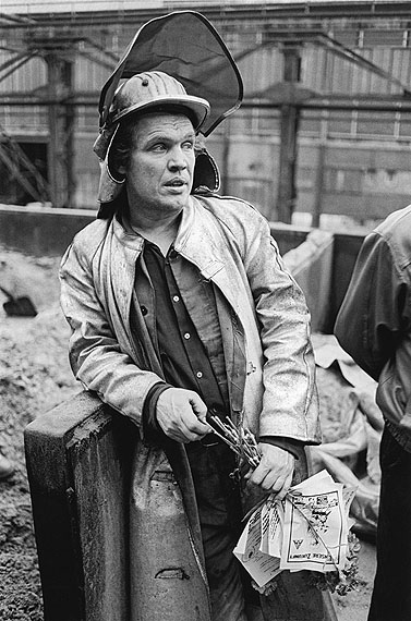 Manfred Vollmer: Letzter Abstich des Hochofens 3 auf der Thyssen Henrichshütte AG in Hattingen, 18. Dezember 1987 © Fotoarchiv Ruhr Museum