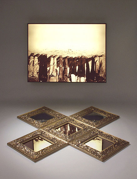 Alfredo Jaar: The Silence, 1987, Lightbox, 76 x 101 x 12,5 cm, Mirrors 30 x 30 cm