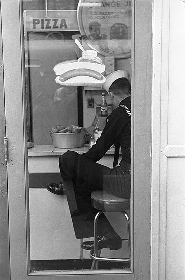 ©Louis Stettner, Sailor, Times Square, New York, 1951