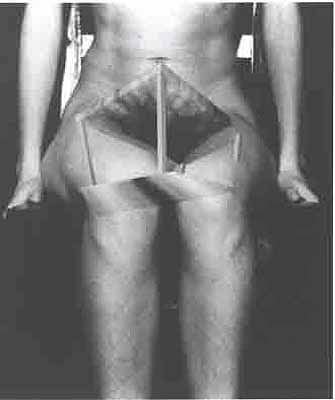 Frau mit Tisch, 1992, s/w-Fotografie