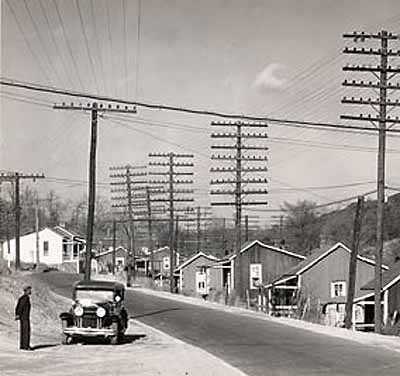 Walker Evans . Minor shacks on the road near Montgomery, Ala. 1936 