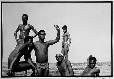 © Malick Sidibé, Garcons a la chaussee, 1975