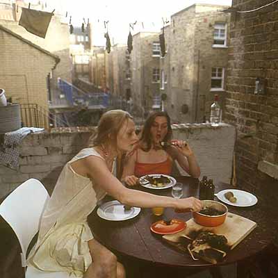© Tea Mäkipää . sisters 2003 london