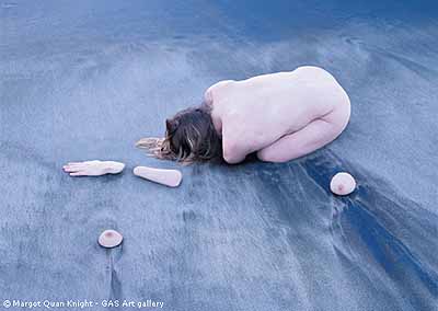 Margot Quan Knight  . Aftermath 1 (Taking Care), 2003 stampa lambda su alluminio 70 x 100 cm ed. 1/7 