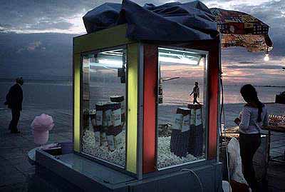 Alex Webb: Thessalonika, Greece, 2003. 67x99cm. © Magnum Photos