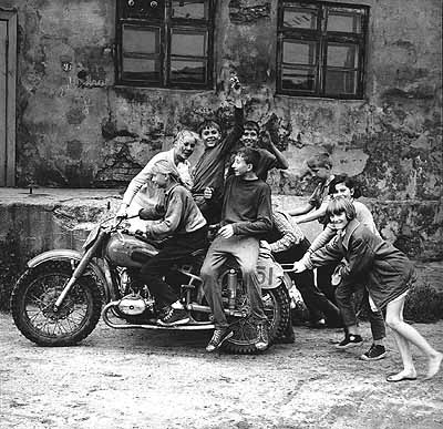 Antanas Sutkus, Erste Rocker in Litauen, Klaipeda 1974, Fotografie, 36 x 36 cm, Courtesy Union of the Lithuanian Art Photographers