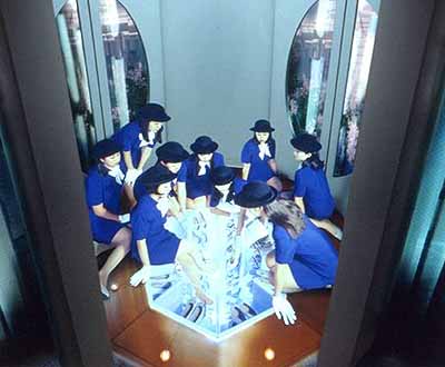MIWA YANAGI, ELEVATOR GIRLS HOUSE 3F, 1998
Photographie couleur, 180 x 213cm
©Galerie Almine Rech, Paris