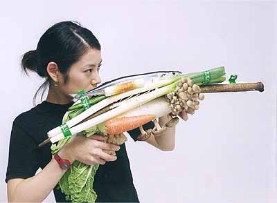 TSUYOSHI OZAWA, VEGETABLE WEAPONS, 2003
Photographie couleur
©Ota Fine Art, Tokyo