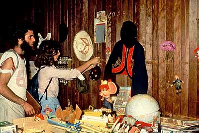 Traveling Garage Sale1977, San FranciscoInstallationsansicht© Martha Rosler
