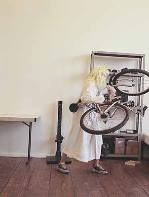 aus: Princess Goes to Bed with a Mountain Bike, 2001, # 06 und 07, Serie von 8 C-prints auf Aluminium montiert, 166 x 126 cm, Auflage von 3, Courtesy Galerie c/o Atle Gerhardsen, Berlin