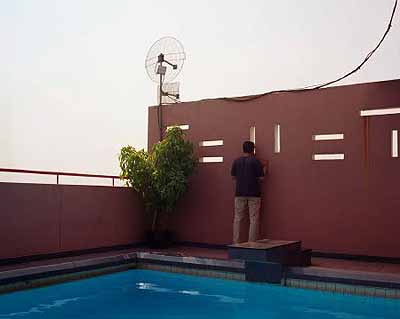 Khiem piscine . De retour, 2005C-print 160 x 130 cm (ou 80 x 64 cm),montés sur aluminium, sous plexiglas avec encadrements en bois de chêneEdition à 8 exemplaires.